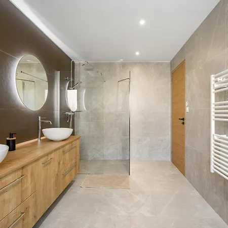 La Villagalinier - Piscine Privee Hébergement de vacances